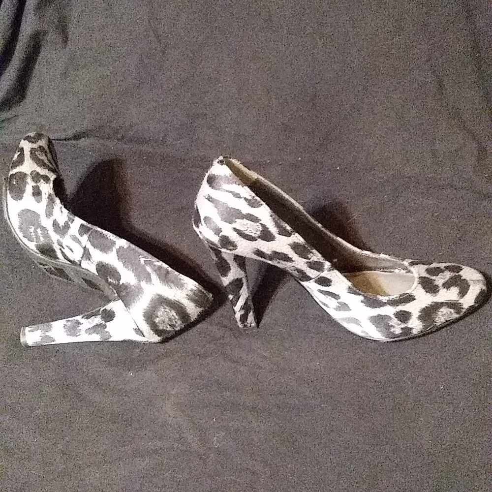 Silver & Black Satin Leopard Print 3.5" Kitten Heel Closed Toe Slip on Shoes (7)